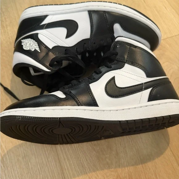 JORDAN- Black and White Jordan 1s - Picture 3 of 7